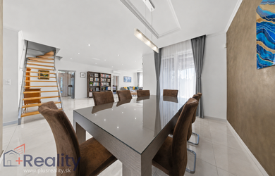 PLUS REALITY | Exkluzívny päťizbový bungalov v obci Kvetoslavov – Rozárium na predaj!
