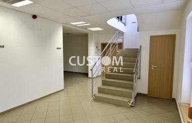 Administratívna budova s parkovaním priemyselná zóna