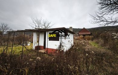 EXKLUZÍVNE Vinica s dvoma viničnými domčekmi