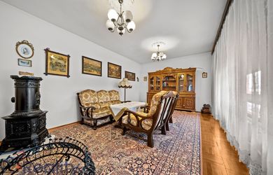 PLUS REALITY | Priestranný štvorizbový rodinný dom s garážou a krásnym pozemkom – Báč na predaj!