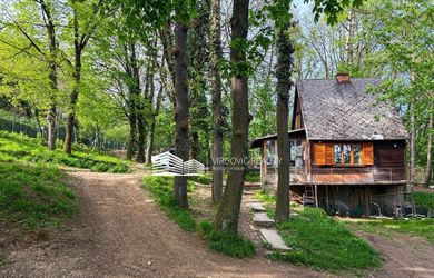 Predaj stavebného pozemku (1664 m²) s rekreačnou chatou v krásnom prírodnom prostredí – Modra, časť Harmónia.